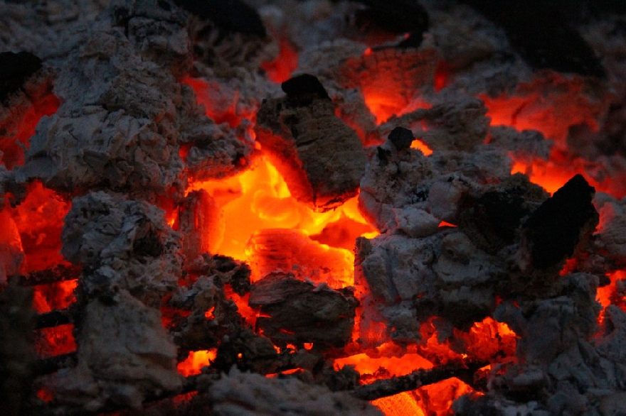 Feuer auf dem Grill wie beim Imbiss Döner King mit leckeren türkischen und italienischen Essen wie Döner und Pizza in Emden.